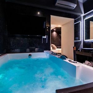 4 Suites  unconventional living rooms